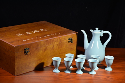 舍得酒具套裝：酒杯（高7厘米寬4.5厘米容量25毫升顏色天青）酒壺（高18厘米寬16厘米容量650毫升顏色天青）