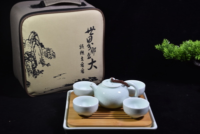 旅行套（茶壺（寬13厘米高7厘米顏色玉青容量200毫升）茶杯（寬6.5厘米高3.5厘米顏色玉青容量35毫升）