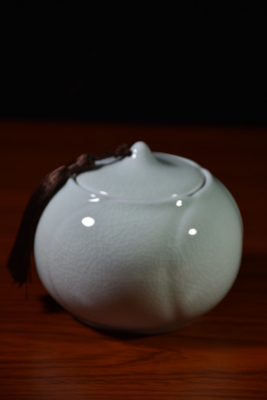 百合茶叶罐（高10厘米宽13厘米颜色玉青）