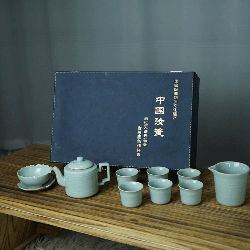 平步青云：茶壺（高9厘米寬14厘米容量200毫升顏色粉青）茶杯（高4.5厘米寬5.5厘米容量40毫升顏色粉青）